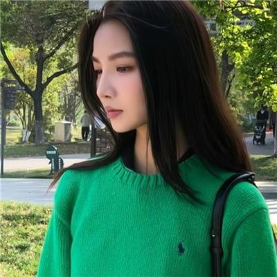 穿一只红鞋的男人